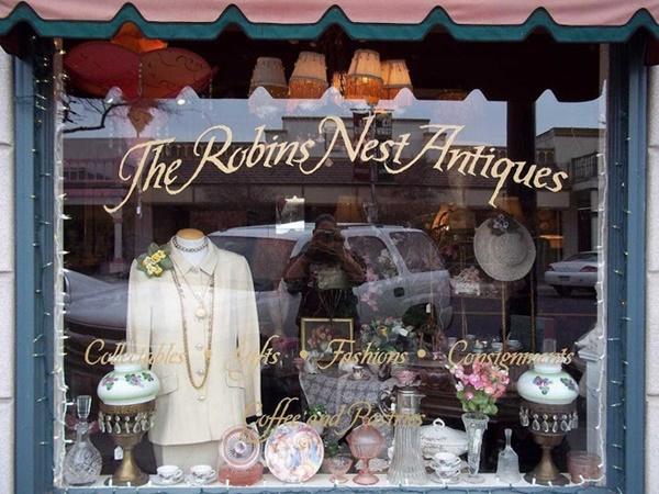 Hành trình kỳ lạ của chiếc váy cưới, từ nhà kho, bị bán đấu giá, đến tiệm đồ cũ để về lại với chủ-1