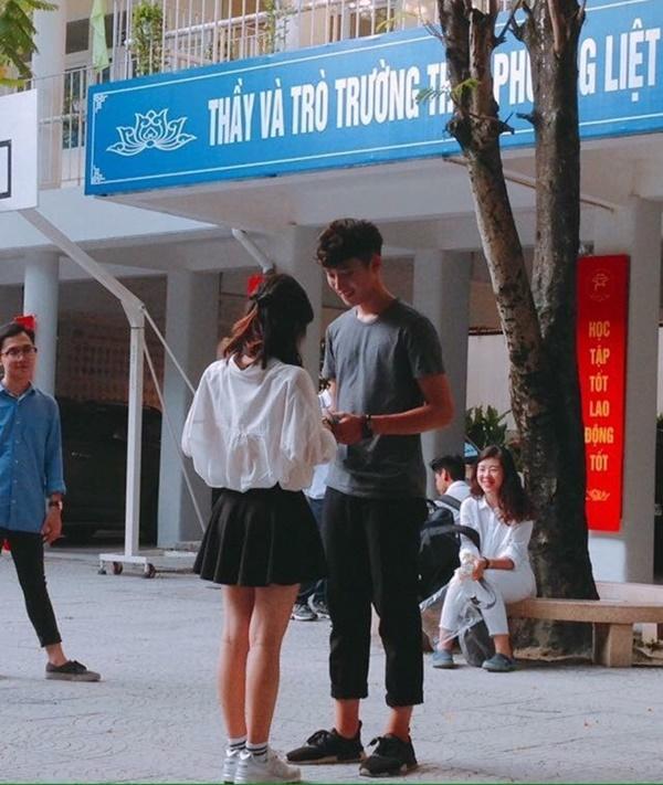 Đã tìm ra danh tính chàng trai gây thương nhớ cho hàng nghìn cô gái chỉ bởi 1 khoảnh khắc dạo bước trong sân trường-2