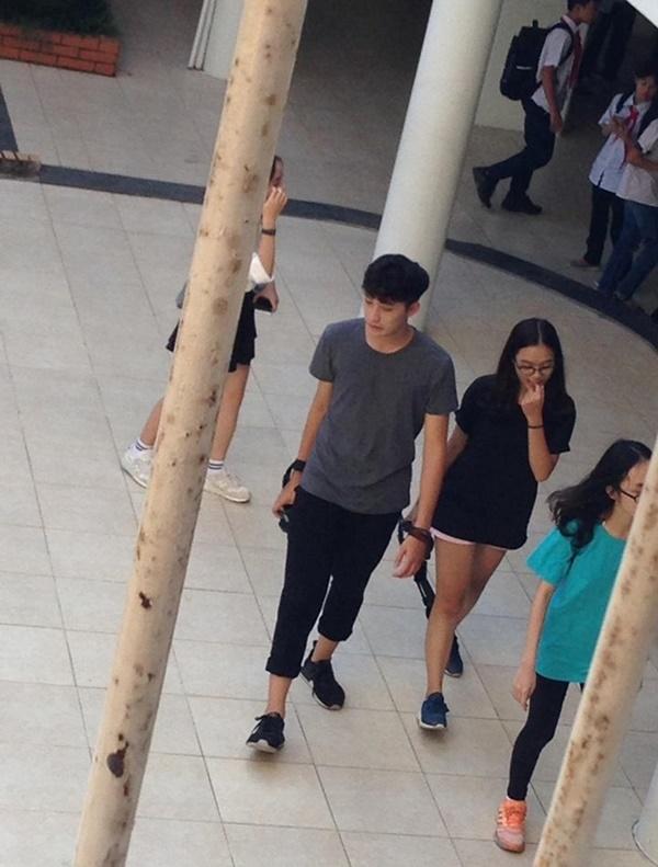 Đã tìm ra danh tính chàng trai gây thương nhớ cho hàng nghìn cô gái chỉ bởi 1 khoảnh khắc dạo bước trong sân trường-3