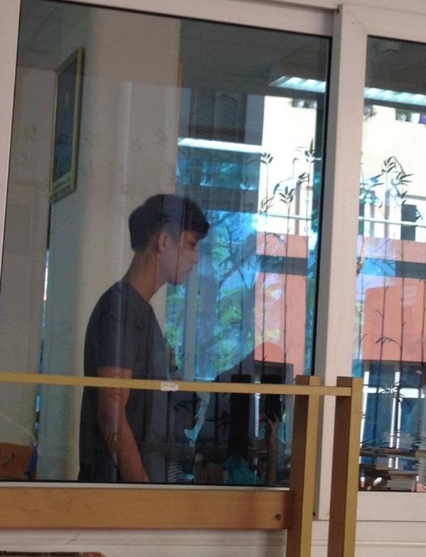 Đã tìm ra danh tính chàng trai gây thương nhớ cho hàng nghìn cô gái chỉ bởi 1 khoảnh khắc dạo bước trong sân trường-4