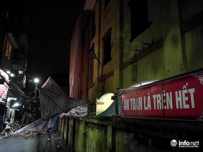 Hà Nội: Sập tường trường Tiểu học Đồng Tâm, nhiều người may mắn thoát nạn-4