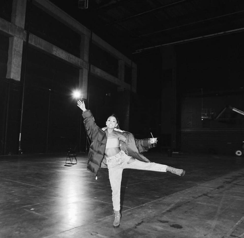 Khám phá chiêu ăn gian chiều cao của Ariana Grande qua cách mix đồ đơn giản-7