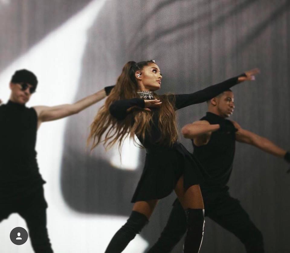 Khám phá chiêu ăn gian chiều cao của Ariana Grande qua cách mix đồ đơn giản-1