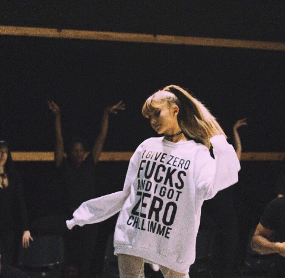 Khám phá chiêu ăn gian chiều cao của Ariana Grande qua cách mix đồ đơn giản-2