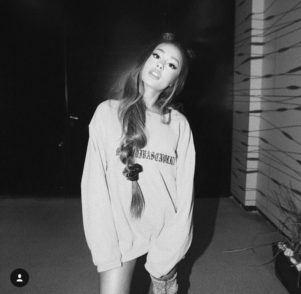 Khám phá chiêu ăn gian chiều cao của Ariana Grande qua cách mix đồ đơn giản-10