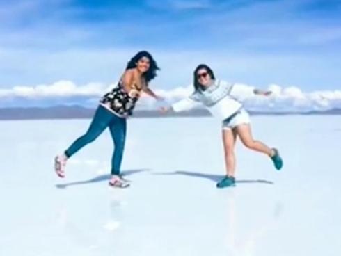 Rủ ngay hội sống ảo check-in đồng muối 'gương soi' vĩ đại nhất thế giới