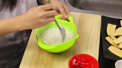 Bánh chuối chiên kiểu Thái gây bão khắp Sài Gòn hóa ra được làm cực kì đơn giản-3