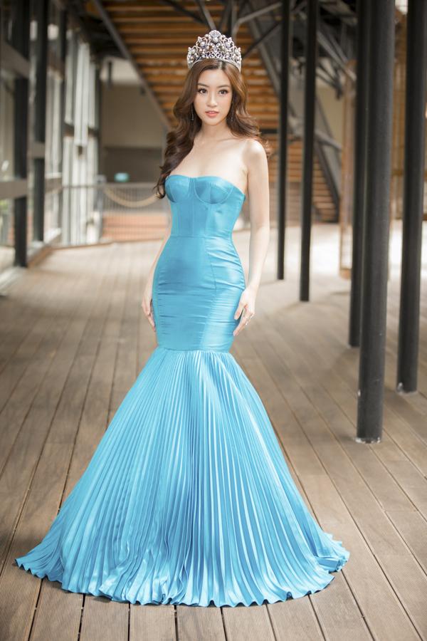 Dàn mỹ nhân Việt đồng loạt diện sắc trắng đẹp thoát tục trên thảm đỏ thời trang tuần này-1