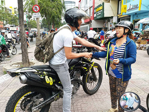 'Soái ca' chạy môtô tung cú đạp, tóm gọn tên cướp giật dây chuyền vàng của người đi đường