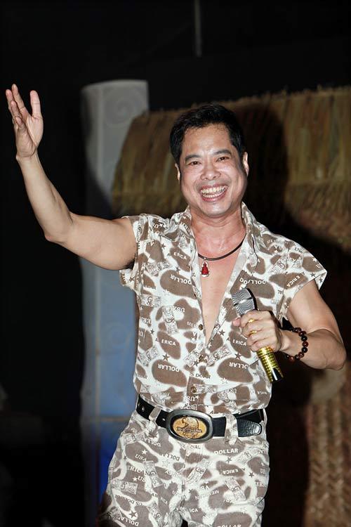 Những bộ cánh thuộc hàng thảm họa của ông hoàng nhạc sến Ngọc Sơn-7