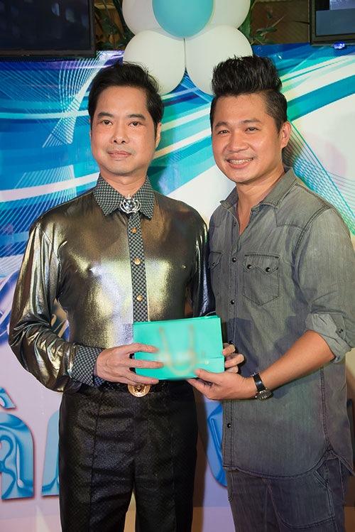 Những bộ cánh thuộc hàng thảm họa của ông hoàng nhạc sến Ngọc Sơn-9