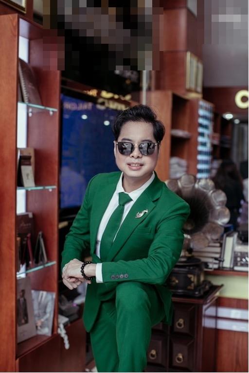 Những bộ cánh thuộc hàng thảm họa của ông hoàng nhạc sến Ngọc Sơn-1
