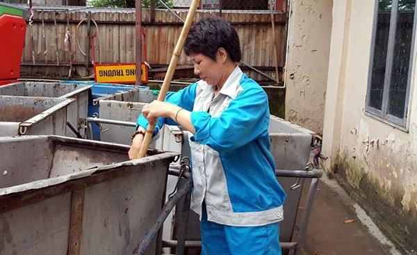 Người thanh niên xuất hiện trong đêm khiến nữ lao công rơi nước mắt-1