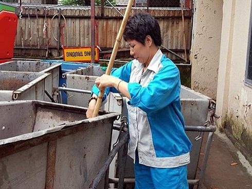 Hành vi của người đàn ông bảnh bao khiến nữ lao công hốt hoảng-2