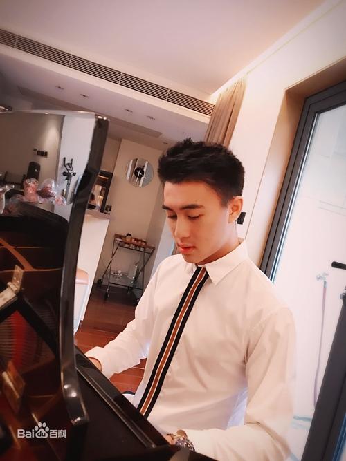 Sau Vương Tư Thông, Trung Quốc có thêm thế hệ thiếu gia mới nổi đúng chuẩn đẹp trai, con nhà giàu, học giỏi-1