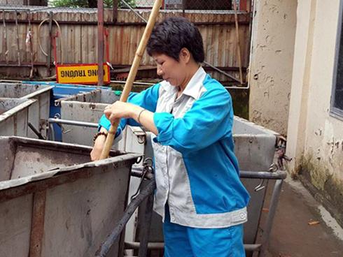 Lần sau mẹ đừng mặc quần áo lao công đến đón con-2