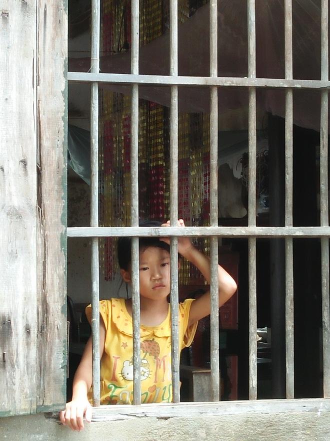 Mẹ mải mê chạy theo tình mới bỏ mặc 3 con thơ ngày ngày ra ngõ gào khóc ngóng trông mẹ-5