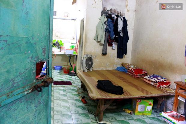 Mắc màn từ chập tối, bôi kem chống muỗi như dùng nước hoa... sinh viên đang tìm cách tự bảo vệ mình-1