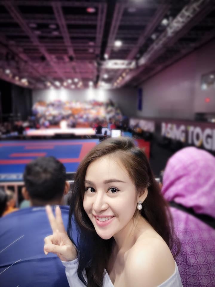 Sau chiếc cằm người ngoài hành tinh, Bà Tưng Huyền Anh gây sốc với sống mũi bóng nhẫy cứng đơ-1