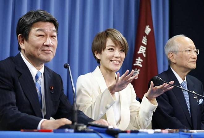 Cựu ca sĩ Nhật lộ ảnh ân ái trong xe với chính trị gia có vợ-2