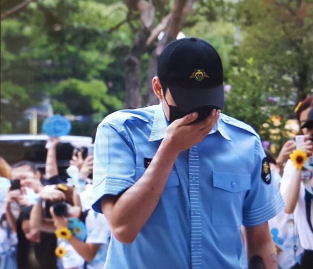 JYJ Park Yoochun kìm nén nước mắt, xăm hình vợ lên tay trong ngày xuất ngũ-1