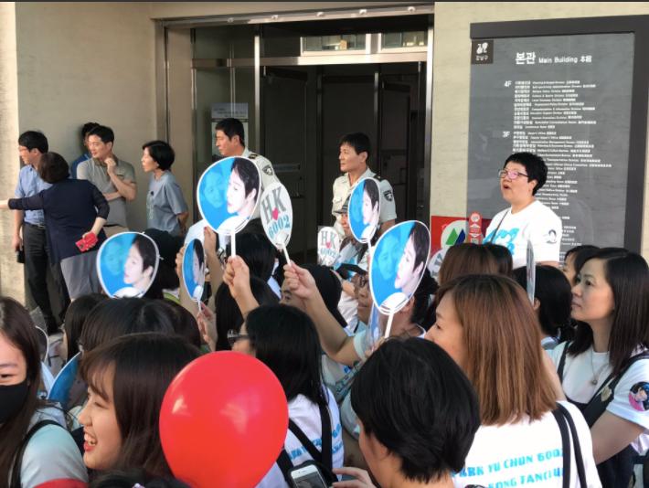 JYJ Park Yoochun kìm nén nước mắt, xăm hình vợ lên tay trong ngày xuất ngũ-8