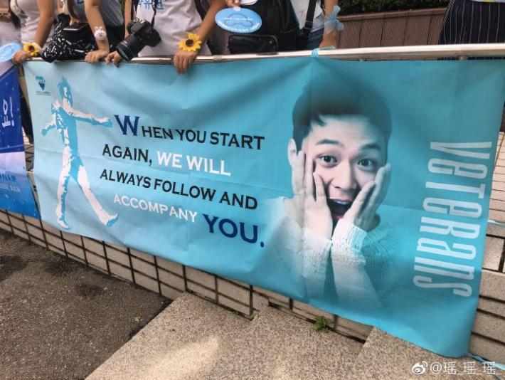 JYJ Park Yoochun kìm nén nước mắt, xăm hình vợ lên tay trong ngày xuất ngũ-9