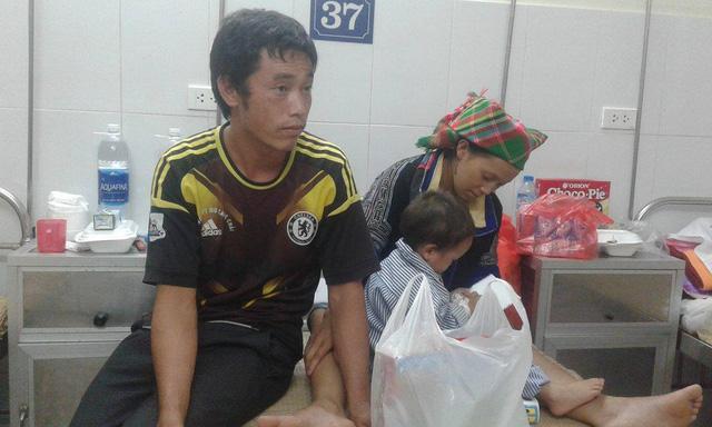 Nhói lòng hình ảnh cậu bé 3 tuổi người Mông vừa bị lũ cuốn mất nhà lại có nguy cơ mù mắt-1