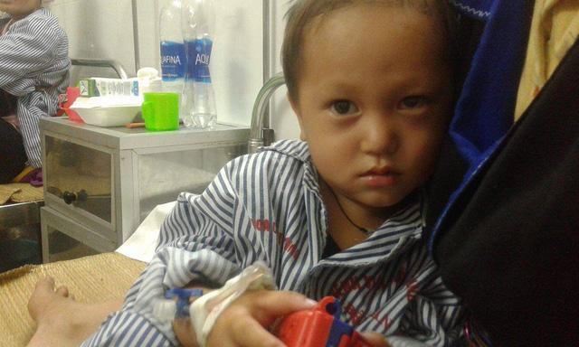 Nhói lòng hình ảnh cậu bé 3 tuổi người Mông vừa bị lũ cuốn mất nhà lại có nguy cơ mù mắt-2