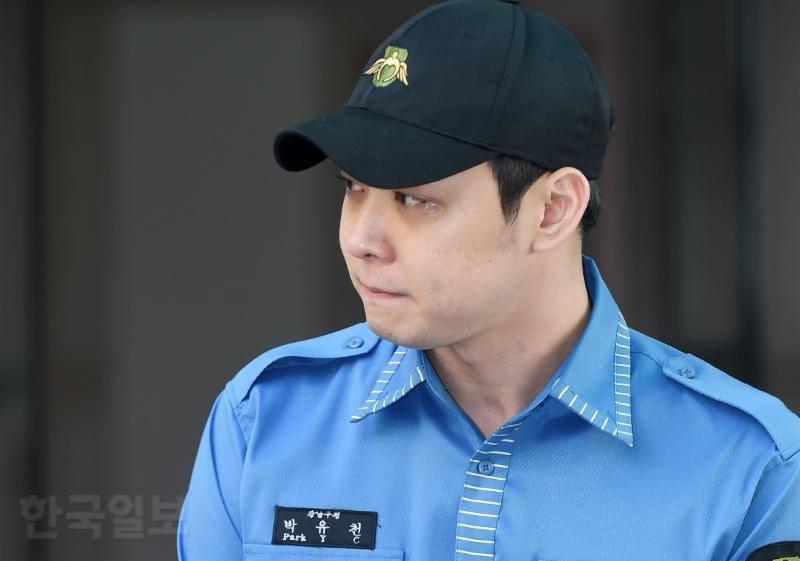 JYJ Park Yoochun kìm nén nước mắt, xăm hình vợ lên tay trong ngày xuất ngũ-4