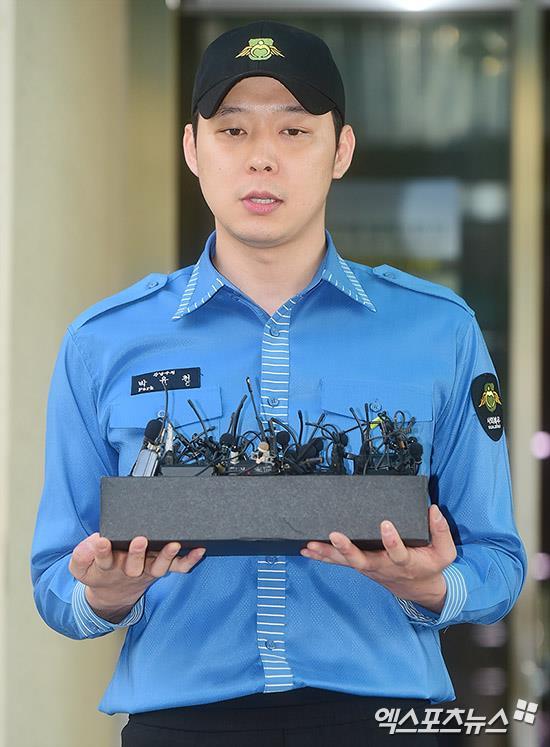 JYJ Park Yoochun kìm nén nước mắt, xăm hình vợ lên tay trong ngày xuất ngũ-5