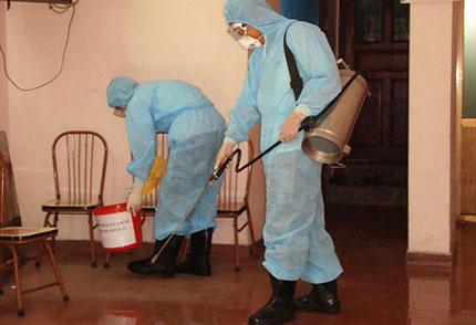 Đi phun thuốc muỗi, nữ cán bộ y tế bị đánh rách miệng-1