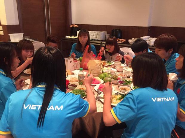 Sự thật phía sau hình ảnh tuyển nữ Việt Nam ăn uống kham khổ ở SEA Games 29-2