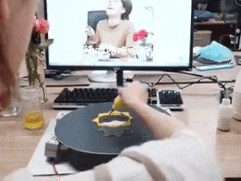 Chào thua với clip đun cà phê bằng bóng đèn sợi đốt của thánh ăn công sở-2