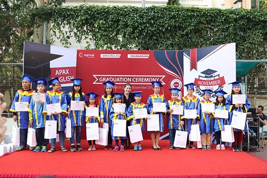 HS Apax English vào vai Tổng thống trong lễ tốt nghiệp-2