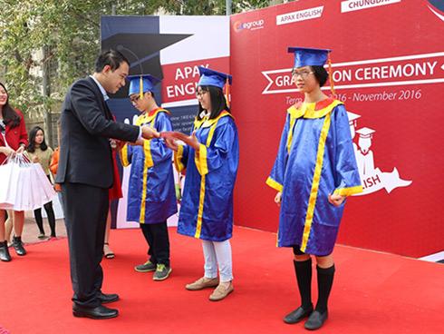 HS Apax English vào vai Tổng thống trong lễ tốt nghiệp