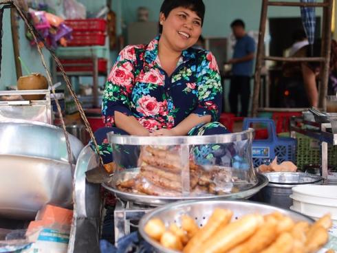 Ghé quán cháo lòng gia truyền 80 năm vẫn nấu bằng thau