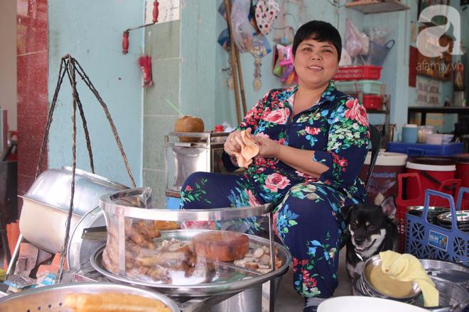 Ghé quán cháo lòng gia truyền 80 năm vẫn nấu bằng thau-9