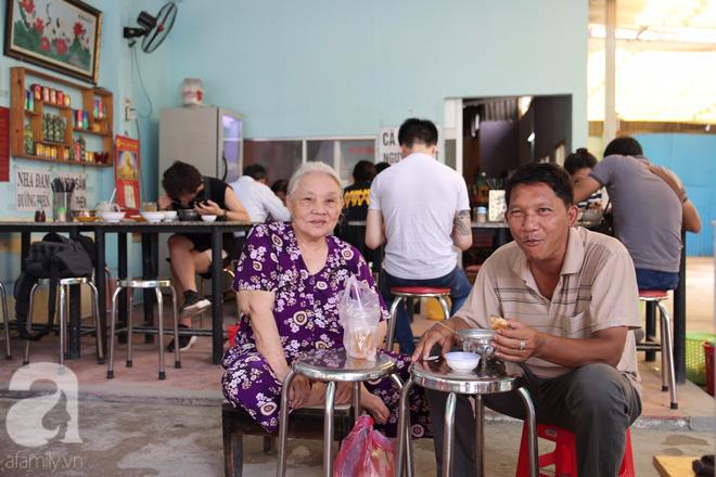 Ghé quán cháo lòng gia truyền 80 năm vẫn nấu bằng thau-10