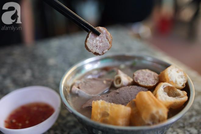 Ghé quán cháo lòng gia truyền 80 năm vẫn nấu bằng thau-6