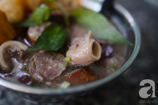 Ghé quán cháo lòng gia truyền 80 năm vẫn nấu bằng thau-7