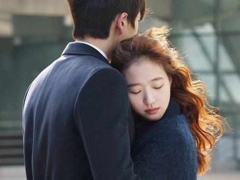 Top 4 cung Hoàng đạo nữ không bao giờ chủ động 'cọc đi tìm trâu'