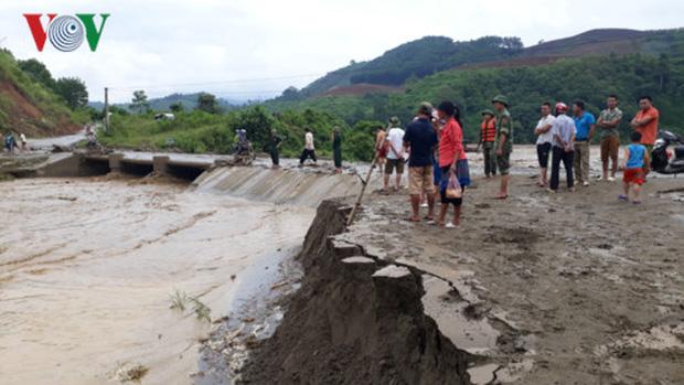 Bão số 6 làm 3 người chết, gần 400 ngôi nhà hư hỏng-1