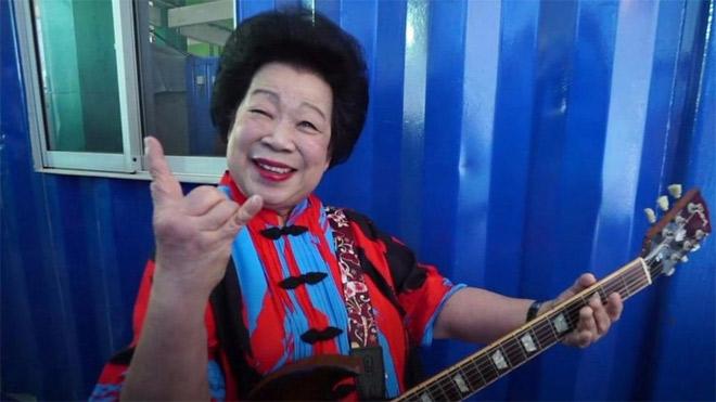 Cụ bà 81 tuổi chơi Rock quên lối về khiến dân tình mê mẩn-1
