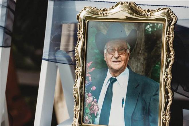 1 năm sau ngày mất, người ông kính yêu bất ngờ hiện diện trong hôn lễ của cháu gái-1