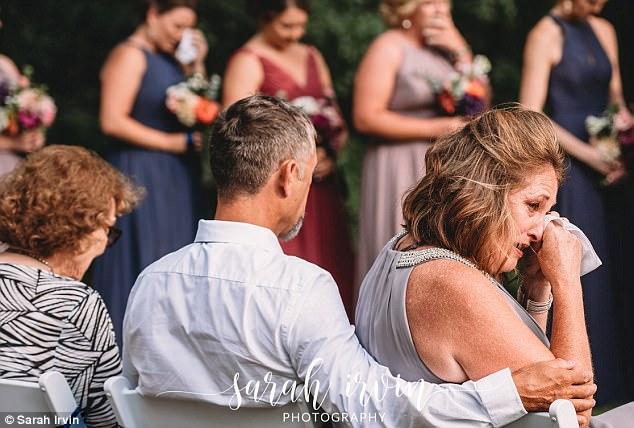 1 năm sau ngày mất, người ông kính yêu bất ngờ hiện diện trong hôn lễ của cháu gái-5