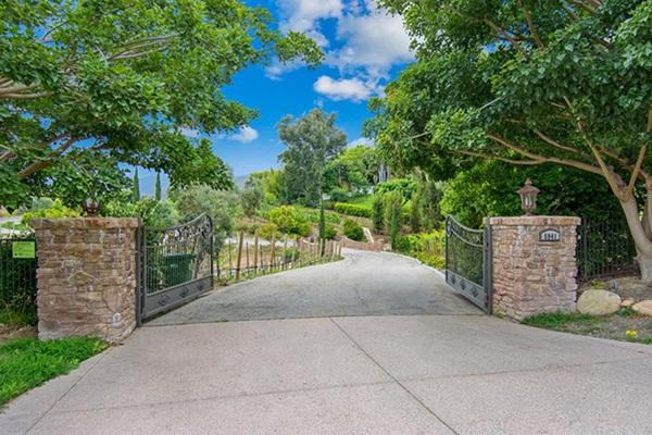 Choáng ngợp với biệt thự cổ nằm giữa vườn nho có giá tới 284 tỷ-1