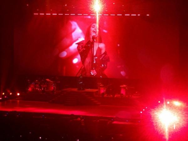 Không tái phát cơn sốt 42 độ ở Việt Nam, Ariana diễn cực sung với 18 ngàn fan Trung Quốc-2