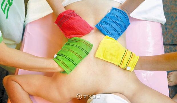 Hóa ra bí kíp dưỡng da của toàn Đại Hàn Dân Quốc lại gói gọn trong cái bao tay chưa đến 1 USD-3