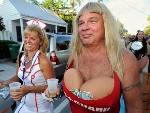 Ấu trùng tinh nghịch Larva gặp đại nạn giữa mưa bão-1